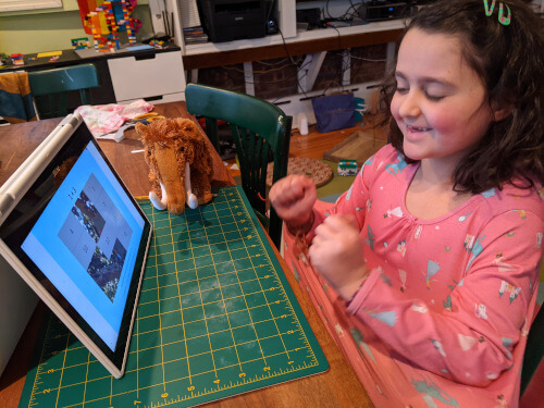 niña se disfruta un juego de matemáticas de imagen oculta